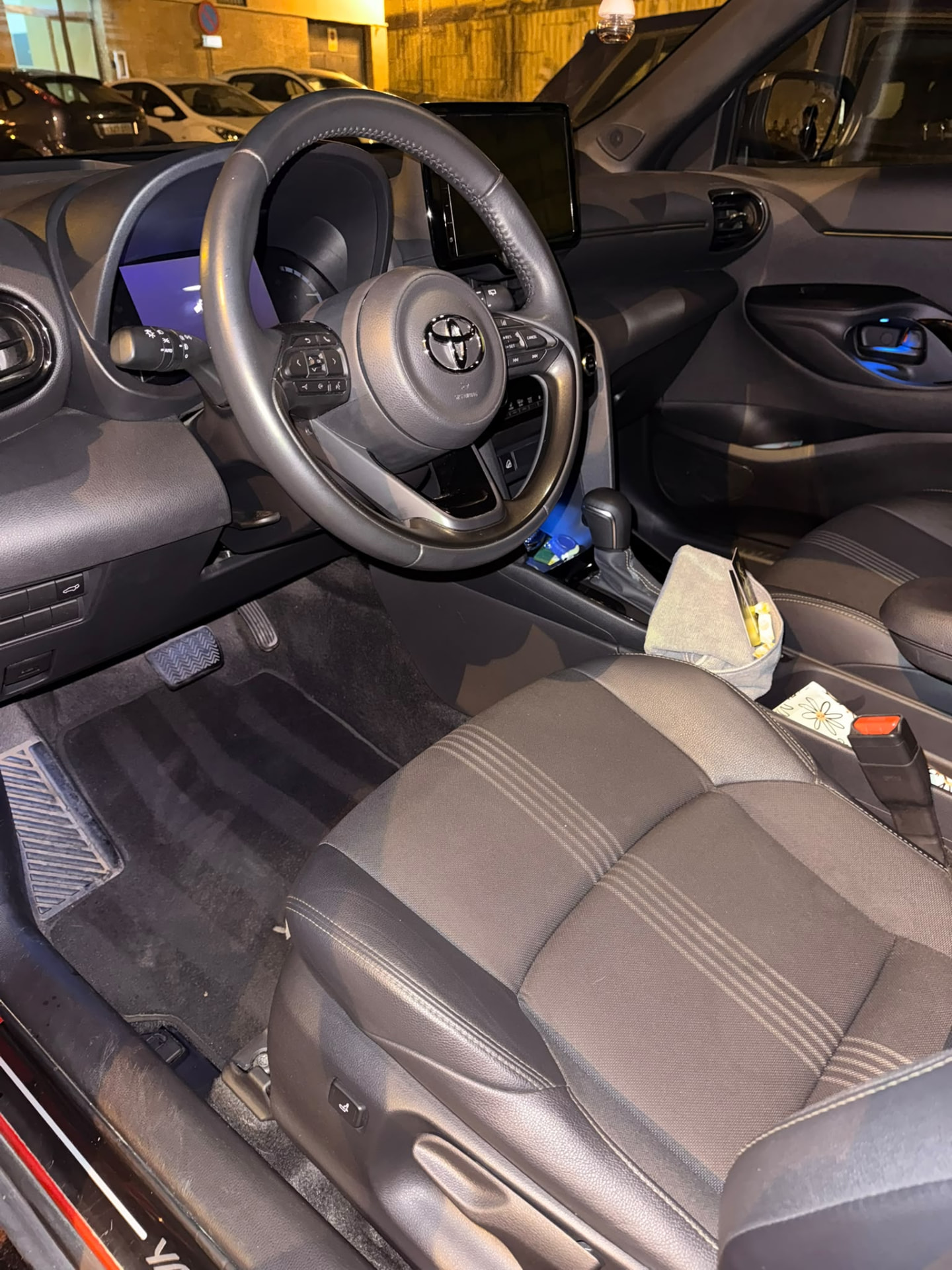 Salpicadero y asiento delantero del interior de un coche