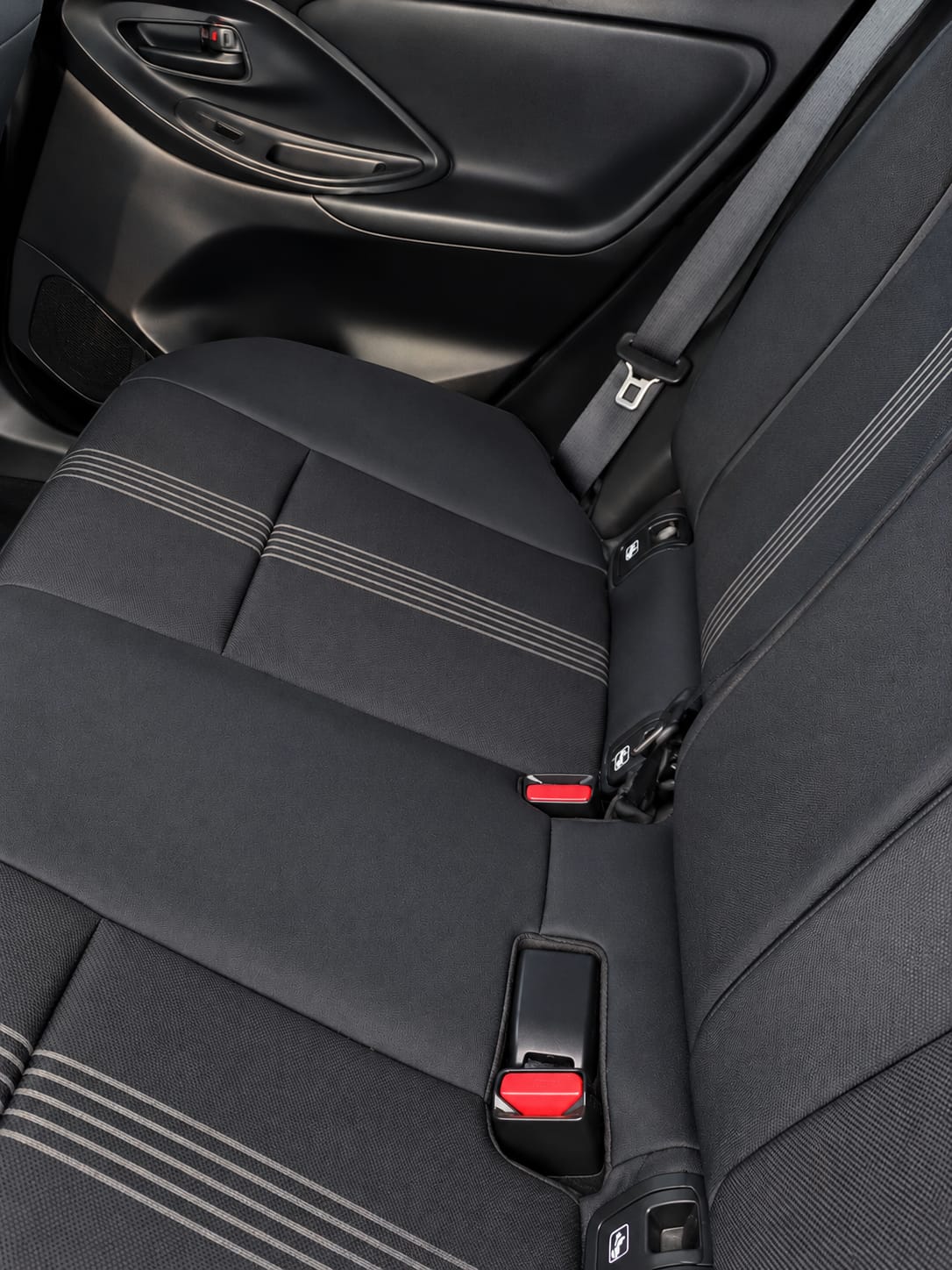 Detalle del panel de la puerta y el asiento de un coche