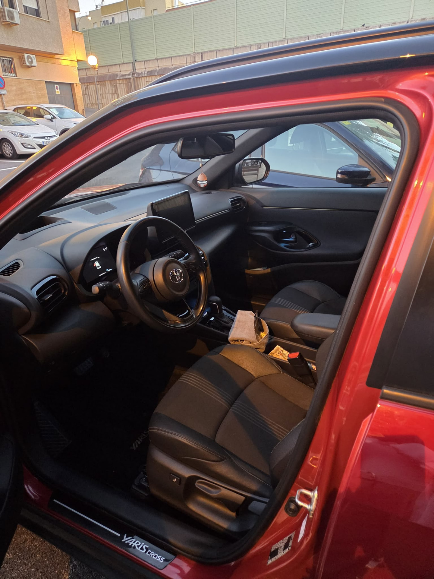 Habitáculo del Toyota Yaris Cross con la puerta delantera abierta