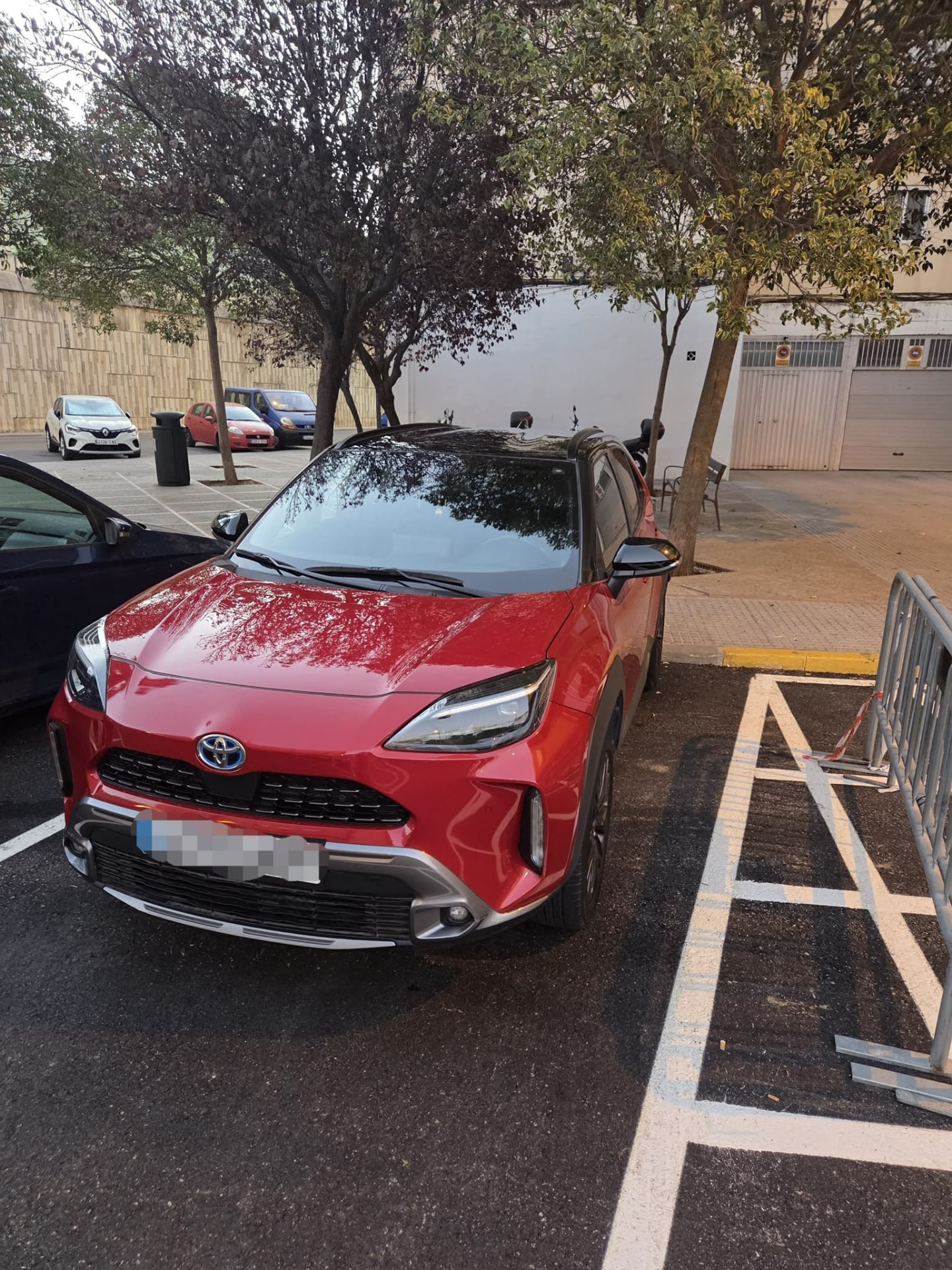 Toyota Yaris Cross rojo con la carrocería limpia, vista frontal