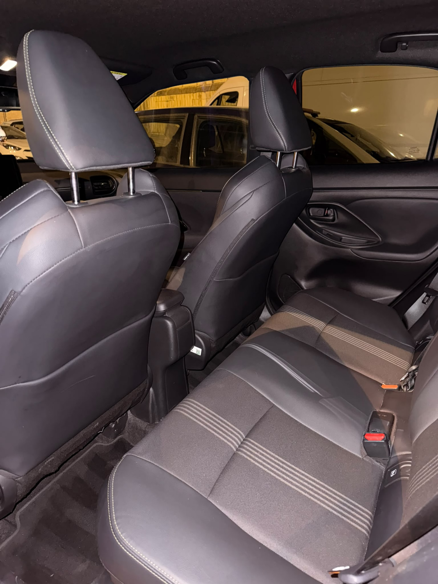 Asientos traseros limpios del interior de un coche